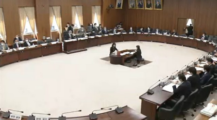 憲法審査会の会議風景